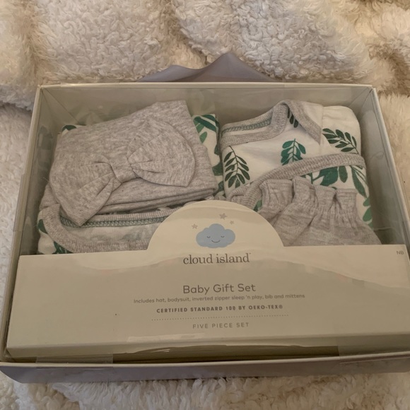 Cloud Island Baby Gift Set - Picture 1 of 3